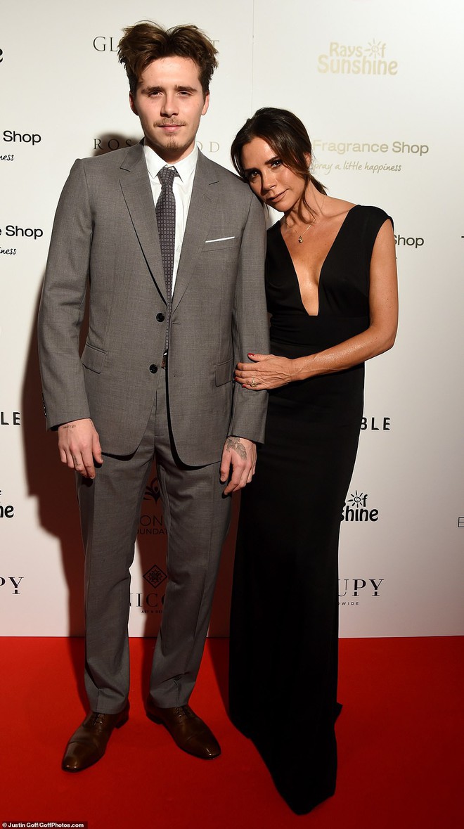 19 tuổi, Brooklyn Beckham lại tr&ocirc;ng gi&agrave; ch&aacute;t khi nu&ocirc;i r&acirc;u v&agrave; để t&oacute;c bổ luống dự sự kiện c&ugrave;ng mẹ - Ảnh 1.