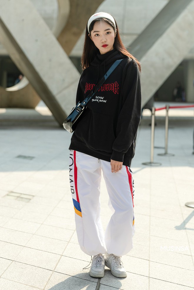 Street style giới trẻ H&agrave;n tuần qua chứng minh: mix đồ đơn giản, thoải m&aacute;i lu&ocirc;n l&agrave; đẹp v&agrave; cool nhất - Ảnh 8.