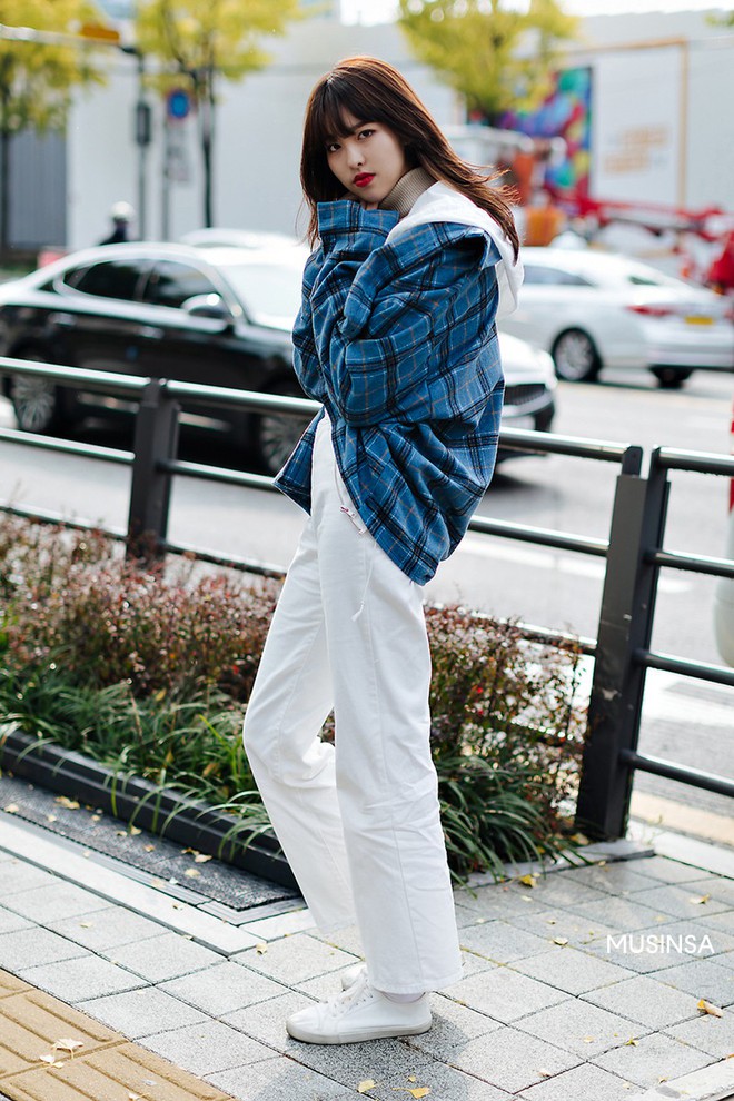 Street style giới trẻ H&agrave;n tuần qua chứng minh: mix đồ đơn giản, thoải m&aacute;i lu&ocirc;n l&agrave; đẹp v&agrave; cool nhất - Ảnh 10.