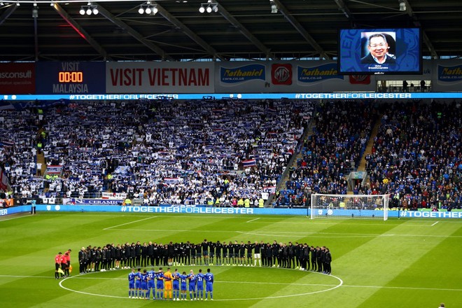 Chiếc áo đặc biệt tưởng nhớ ông Vichai và những hình ảnh đầy xúc động trong trận đầu tiên của Leicester sau thảm kịch - Ảnh 11.
