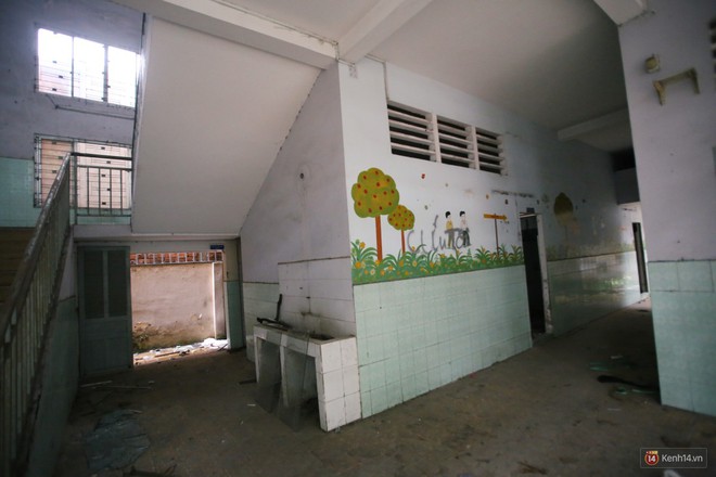 Cảnh hoang tàn bên trong ngôi trường tiểu học bị bỏ hoang hơn 3 năm ở Sài Gòn - Ảnh 10.