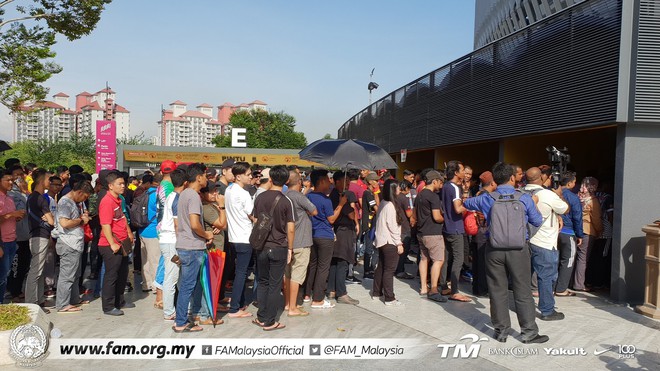 80.000 v&eacute; xem trận Malaysia - Th&aacute;i Lan b&aacute;n hết veo trong 3 giờ, CĐV xếp h&agrave;ng trật tự m&agrave; kh&ocirc;ng cần nhiều nh&acirc;n vi&ecirc;n an ninh gi&aacute;m s&aacute;t - Ảnh 4.