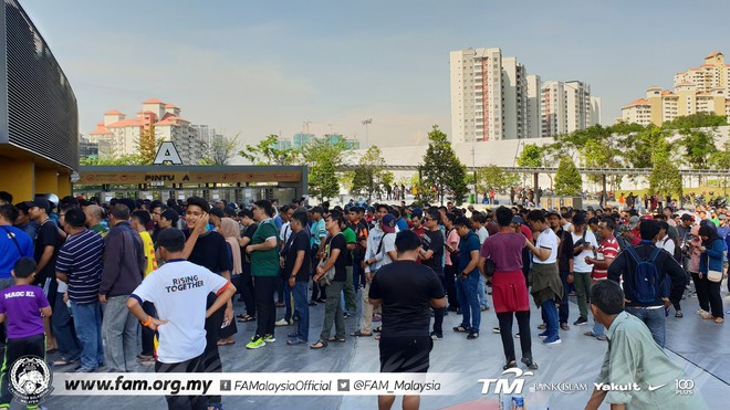 80.000 v&eacute; xem trận Malaysia - Th&aacute;i Lan b&aacute;n hết veo trong 3 giờ, CĐV xếp h&agrave;ng trật tự m&agrave; kh&ocirc;ng cần nhiều nh&acirc;n vi&ecirc;n an ninh gi&aacute;m s&aacute;t - Ảnh 1.