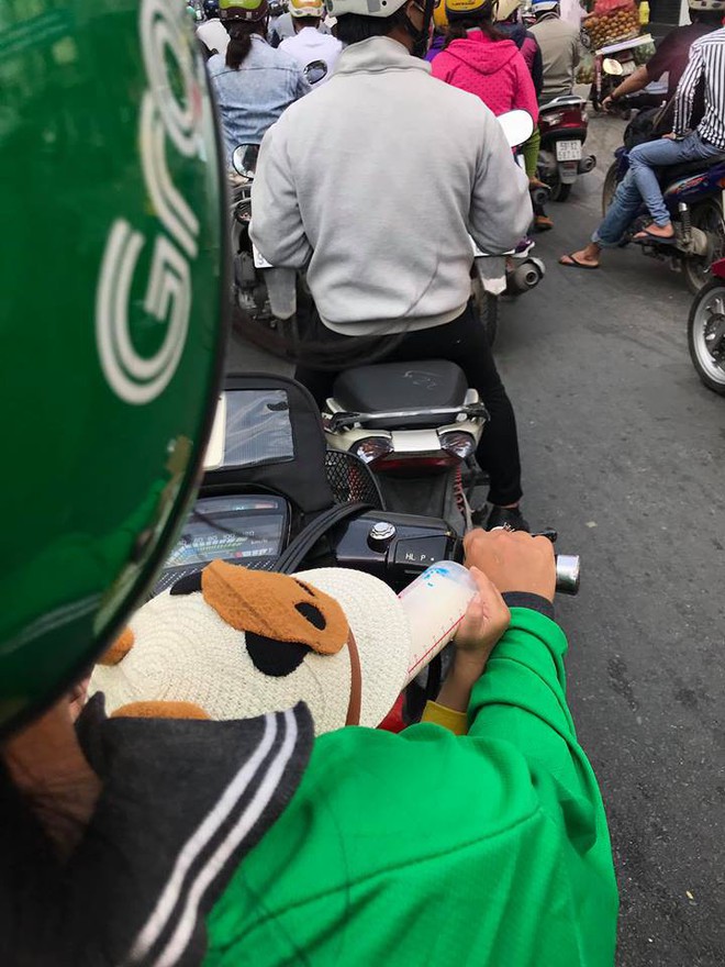 Nữ tài xế GrabBike đưa con còn đang bú sữa cùng đi chở khách: Ngày xưa người ta địu con đi rẫy, nay chị địu con chạy Grab - Ảnh 2.