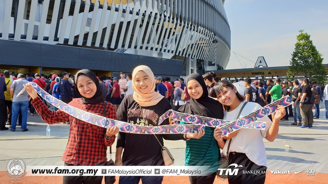 80.000 v&eacute; xem trận Malaysia - Th&aacute;i Lan b&aacute;n hết veo trong 3 giờ, CĐV xếp h&agrave;ng trật tự m&agrave; kh&ocirc;ng cần nhiều nh&acirc;n vi&ecirc;n an ninh gi&aacute;m s&aacute;t - Ảnh 2.