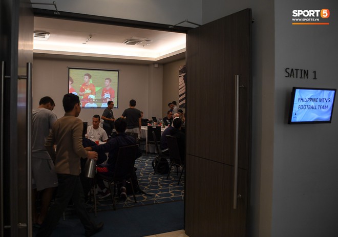 Lo lắng trước trận bán kết, tuyển Philippines vừa ăn trưa vừa xem băng hình về tuyển Việt Nam - Ảnh 2.