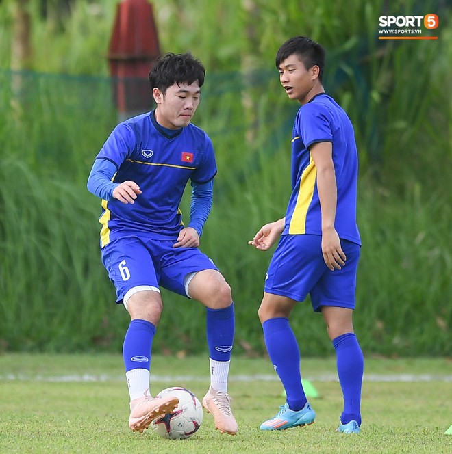 Tuyển Việt Nam tập luyện ở không gian yên bình như trong phim trước trận bán kết AFF Cup 2018  - Ảnh 10.