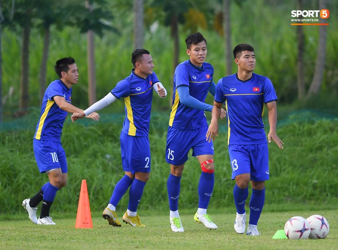 Tuyển Việt Nam tập luyện ở không gian yên bình như trong phim trước trận bán kết AFF Cup 2018  - Ảnh 2.