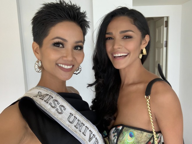 HHen Niê nhập cuộc Miss Universe 2018, thân thiết hết cỡ cùng dàn mỹ nhân quốc tế trong ngày đầu tiên - Ảnh 3.