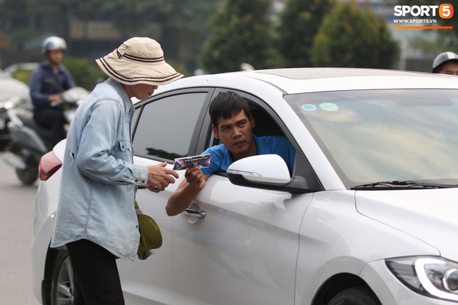 Phe vé bủa vây CĐV đến nhận vé online, nài nỉ bán lại rồi mang đi chào mời với giá trên trời - Ảnh 2.