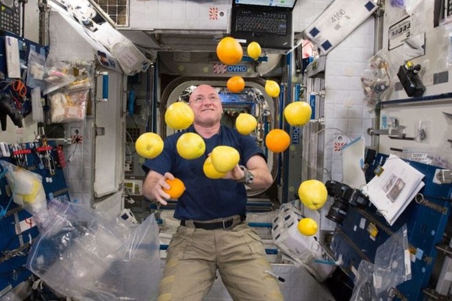 Cận cảnh cuộc sống lơ lửng bên trong trạm vũ trụ quốc tế ISS - Ảnh 1.