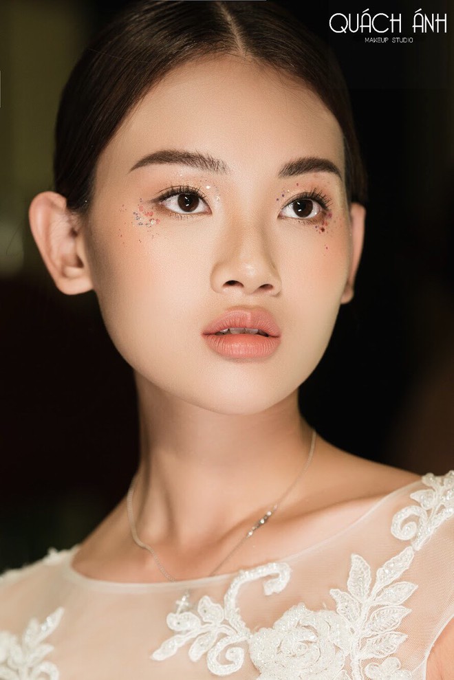 Qu&aacute;ch &Aacute;nh make-up: Người rắc &ldquo;bụi ph&eacute;p&rdquo; v&agrave;o c&aacute;c fashion show Việt - Ảnh 10.