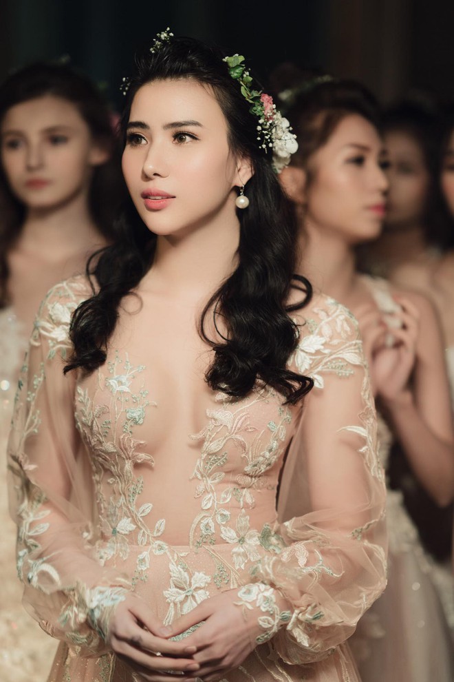 Qu&aacute;ch &Aacute;nh make-up: Người rắc &ldquo;bụi ph&eacute;p&rdquo; v&agrave;o c&aacute;c fashion show Việt - Ảnh 14.