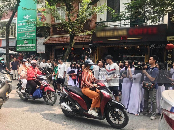 Đôi bạn thân Dũng - Chinh thần thái như Idol, sang đường thôi cũng khiến sinh viên bỏ chụp kỷ yếu vây quanh - Ảnh 2.