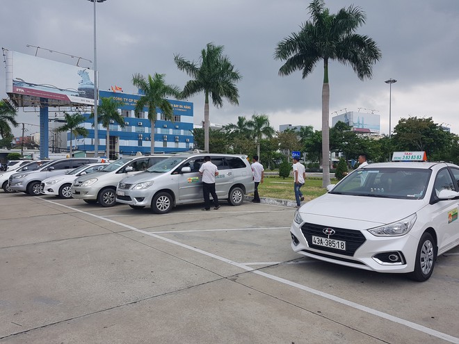 Hàng trăm tài xế taxi đình công, bỏ khách ở sân bay Đà Nẵng để phản đối Grab, xe dù - Ảnh 4.