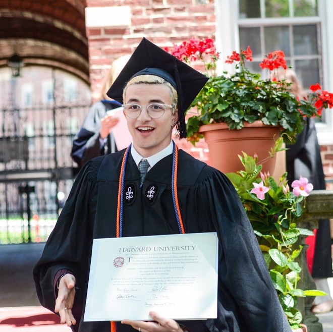 Nam sinh viên gây sốt MXH vì sở hữu combo đáng ghen tỵ: Đẹp trai, tốt nghiệp Harvard, bố là giáo sư - Ảnh 2.