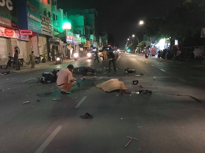 TP. HCM: 2 xe m&aacute;y n&aacute;t vụn sau va chạm kinh ho&agrave;ng, thanh ni&ecirc;n 20 tuổi v&agrave; người đ&agrave;n &ocirc;ng tử vong  - Ảnh 1.