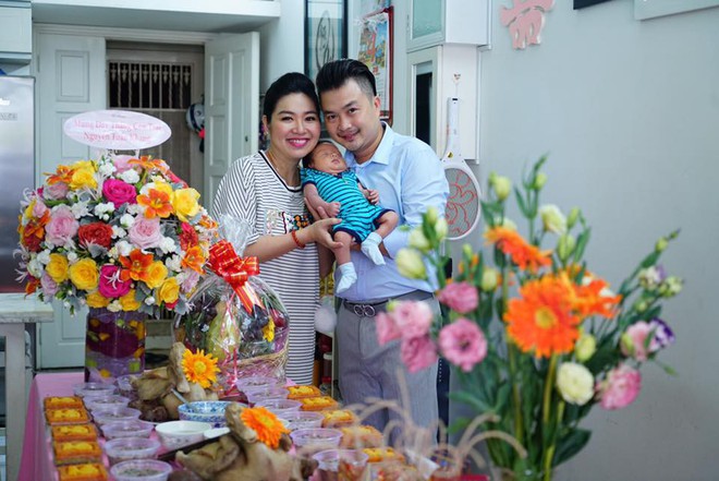 L&ecirc; Kh&aacute;nh lần đầu c&ocirc;ng khai cận mặt con trai đầu l&ograve;ng trong ng&agrave;y đầy th&aacute;ng - Ảnh 2.