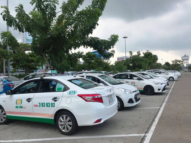 Hàng trăm tài xế taxi đình công, bỏ khách ở sân bay Đà Nẵng để phản đối Grab, xe dù - Ảnh 5.