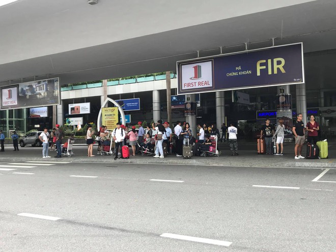 Hàng trăm tài xế taxi đình công, bỏ khách ở sân bay Đà Nẵng để phản đối Grab, xe dù - Ảnh 2.