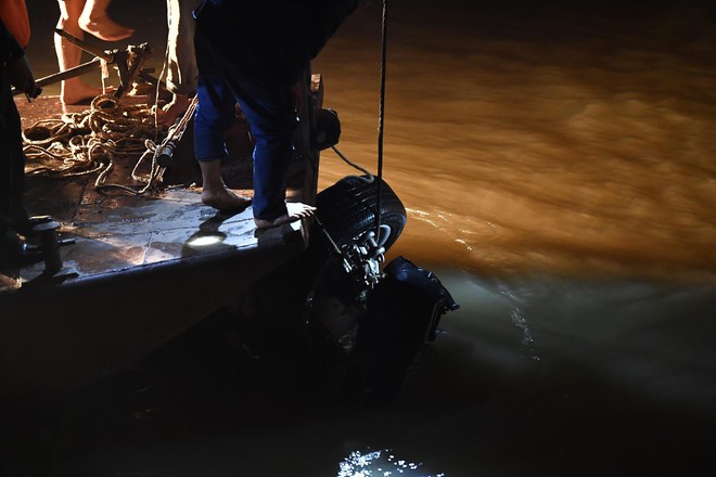 Trục vớt ô tô Mercedes lao từ cầu Chương Dương xuống sông Hồng: Hai thi thể trong xe gồm 1 nam, 1 nữ - Ảnh 4.