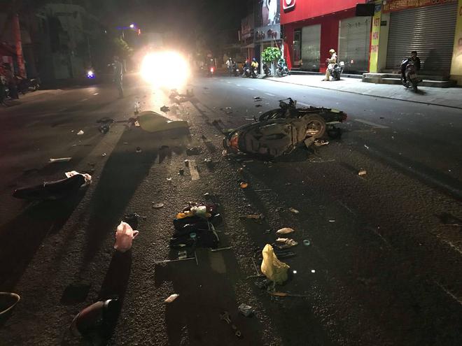 TP. HCM: 2 xe m&aacute;y n&aacute;t vụn sau va chạm kinh ho&agrave;ng, thanh ni&ecirc;n 20 tuổi v&agrave; người đ&agrave;n &ocirc;ng tử vong  - Ảnh 2.