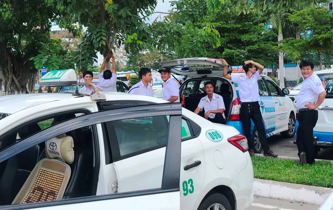 Hàng trăm tài xế taxi đình công, bỏ khách ở sân bay Đà Nẵng để phản đối Grab, xe dù - Ảnh 1.