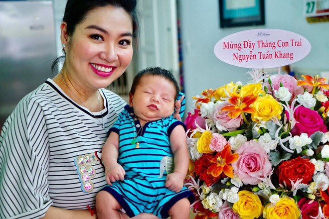 L&ecirc; Kh&aacute;nh lần đầu c&ocirc;ng khai cận mặt con trai đầu l&ograve;ng trong ng&agrave;y đầy th&aacute;ng - Ảnh 1.