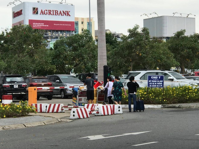 Hàng trăm tài xế taxi đình công, bỏ khách ở sân bay Đà Nẵng để phản đối Grab, xe dù - Ảnh 3.