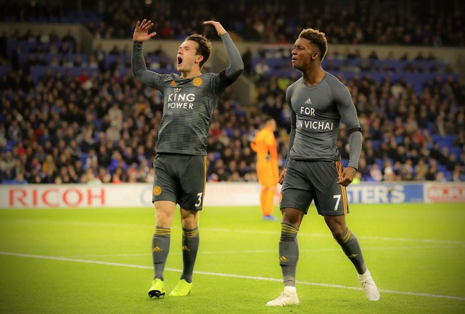 Cầu thủ Leicester b&agrave;ng ho&agrave;ng v&igrave; bị trừng phạt sau khi cởi &aacute;o tri &acirc;n &ocirc;ng Vichai - Ảnh 6.