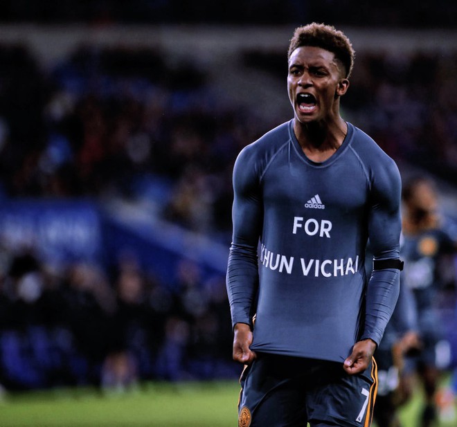 Cầu thủ Leicester b&agrave;ng ho&agrave;ng v&igrave; bị trừng phạt sau khi cởi &aacute;o tri &acirc;n &ocirc;ng Vichai - Ảnh 5.