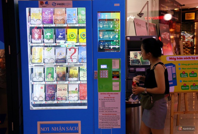 Trải nghiệm máy bán sách tự động đầu tiên dưới lòng đất trung tâm Sài Gòn - Ảnh 14.