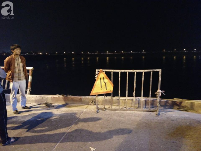 Người chứng kiến b&agrave;ng ho&agrave;ng kể lại gi&acirc;y ph&uacute;t chiếc &ocirc; t&ocirc; đ&acirc;m sập lan can rơi xuống s&ocirc;ng Hồng - Ảnh 1.