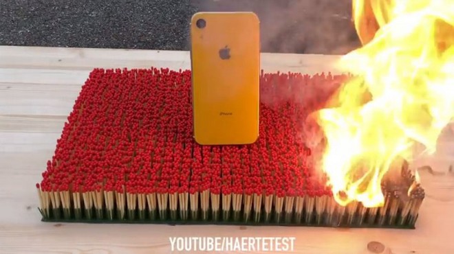 Hỏa thiêu iPhone XR với 10.000 que diêm và cái kết xót xa nhói lòng - Ảnh 1.