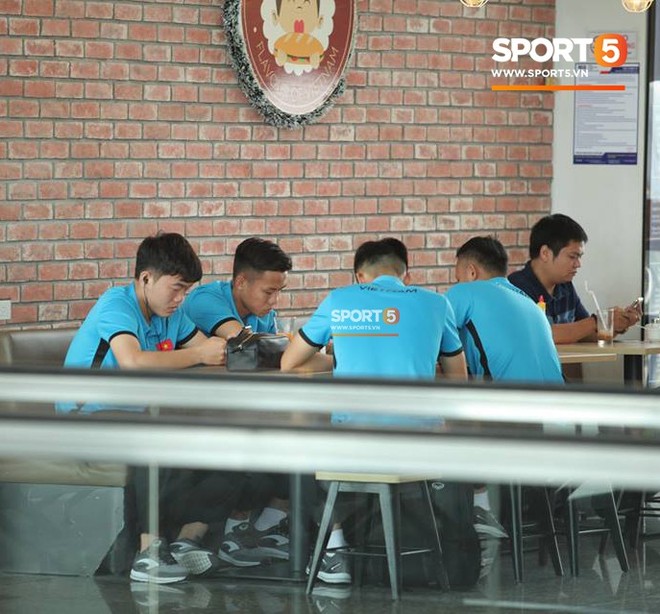 Xu&acirc;n Trường bắn tiếng Anh như gi&oacute; với người nước ngo&agrave;i ở s&acirc;n bay - Ảnh 2.