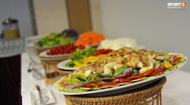 Tuyển Việt Nam được ăn thịt gà và nhiều món truyền thống trong bữa đầu tiên tại Lào - Ảnh 7.