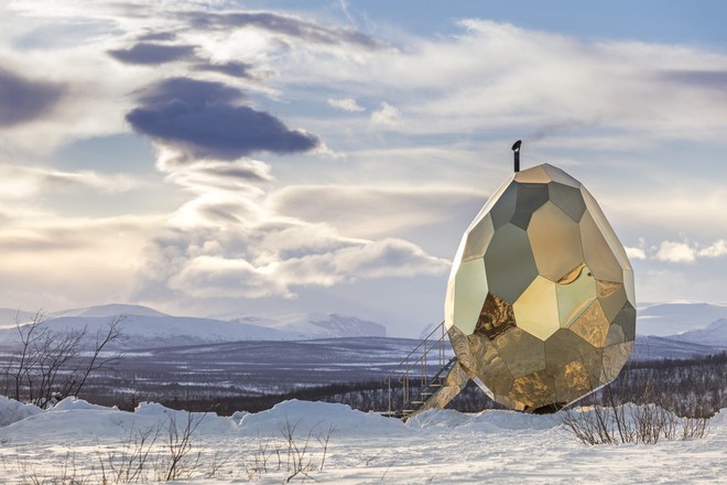 Giữa Bắc Cực có một quả trứng vàng” khổng lồ nổi bần bật trên nền tuyết và nó là gì? - Ảnh 2.