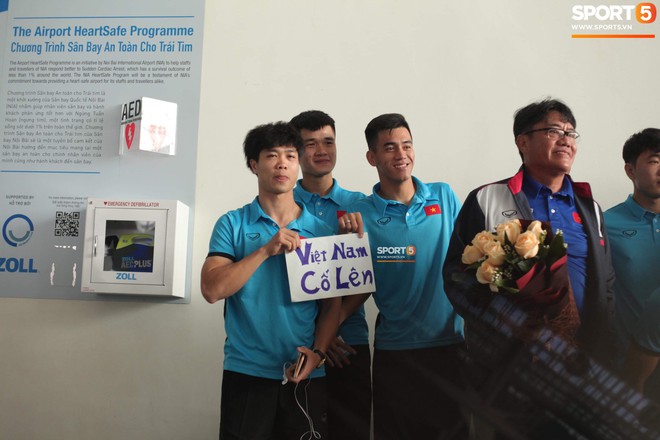 AFF CUP 2018: C&ocirc;ng Phượng v&agrave; c&aacute;c cầu thủ ở s&acirc;n bay - Ảnh 1.