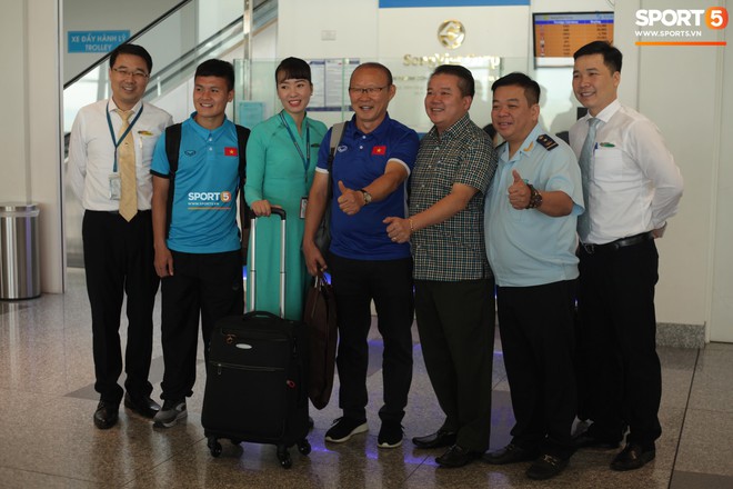 AFF CUP 2018: Công Phượng và các cầu thủ ở sân bay - Ảnh 6.