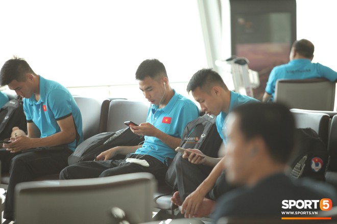 AFF CUP 2018: Công Phượng và các cầu thủ ở sân bay - Ảnh 5.