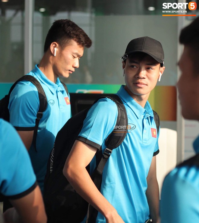 AFF CUP 2018: C&ocirc;ng Phượng v&agrave; c&aacute;c cầu thủ ở s&acirc;n bay - Ảnh 3.
