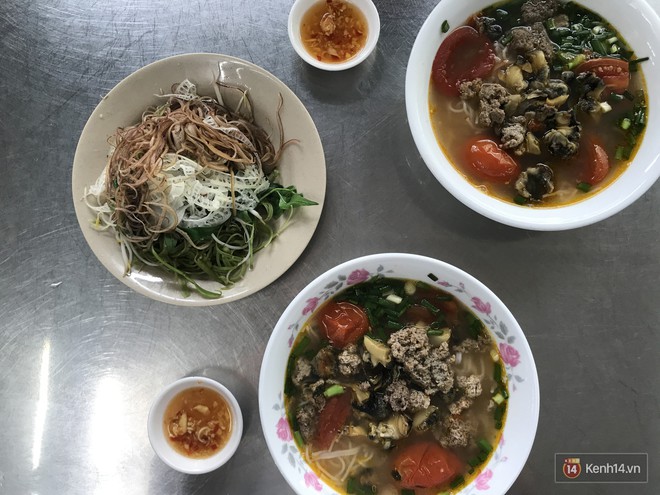 Tối S&agrave;i G&ograve;n m&aacute;t trời, rủ nhau lai rai mấy m&oacute;n ốc bươu như n&agrave;y th&igrave; hết &yacute; rồi - Ảnh 2.