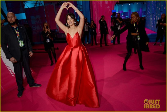 Loạt siêu sao khoe sắc trên thảm đỏ MTV EMA 2018: Người lộng lẫy như công chúa, người khoe body gợi cảm - Ảnh 3.