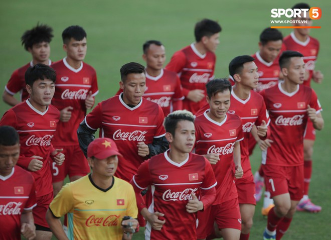 AFF CUP 2018: Đặng Văn Lâm được báo chí quốc tế khen ngợi- Ảnh 1.