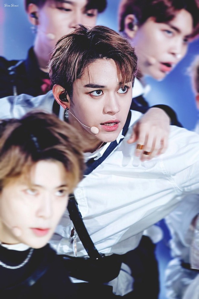 Nh&igrave;n 2 th&aacute;i cực choải nhau chan ch&aacute;t của c&aacute;c nam idol n&agrave;y đến fan ruột cũng... kh&ocirc;ng tin l&agrave; c&ugrave;ng 1 người - Ảnh 3.