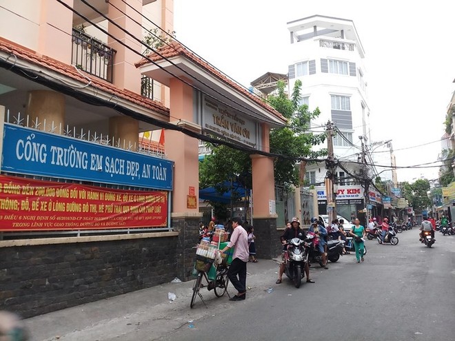 Phạt học tr&ograve; tự t&aacute;t, c&ocirc; gi&aacute;o bị tạm đ&igrave;nh chỉ đứng lớp - Ảnh 1.