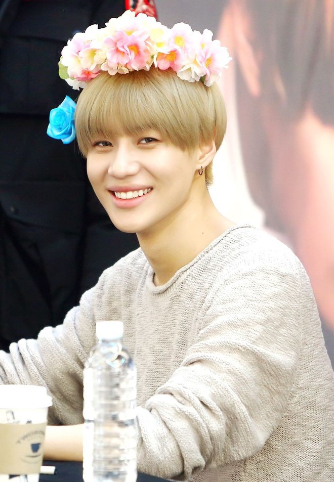 Nh&igrave;n 2 th&aacute;i cực choải nhau chan ch&aacute;t của c&aacute;c nam idol n&agrave;y đến fan ruột cũng... kh&ocirc;ng tin l&agrave; c&ugrave;ng 1 người - Ảnh 28.