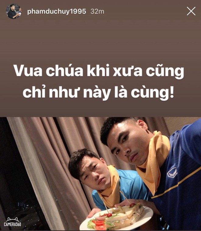 Thực hư chuyện cầu thủ Việt Nam bị thu hết điện thoại khi tới L&agrave;o đ&aacute; trận mở m&agrave;n AFF Cup 2018 - Ảnh 3.