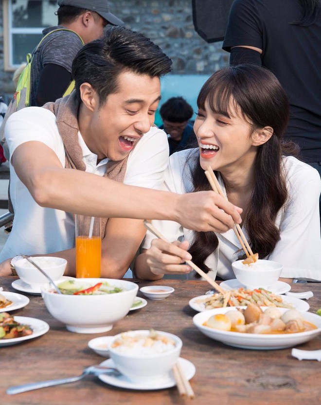 H&eacute; lộ khoảnh khắc t&igrave;nh tứ b&ecirc;n trai đẹp Th&aacute;i Lan, HH Hương Giang sắp tung MV đầu ti&ecirc;n sau đăng quang? - Ảnh 1.