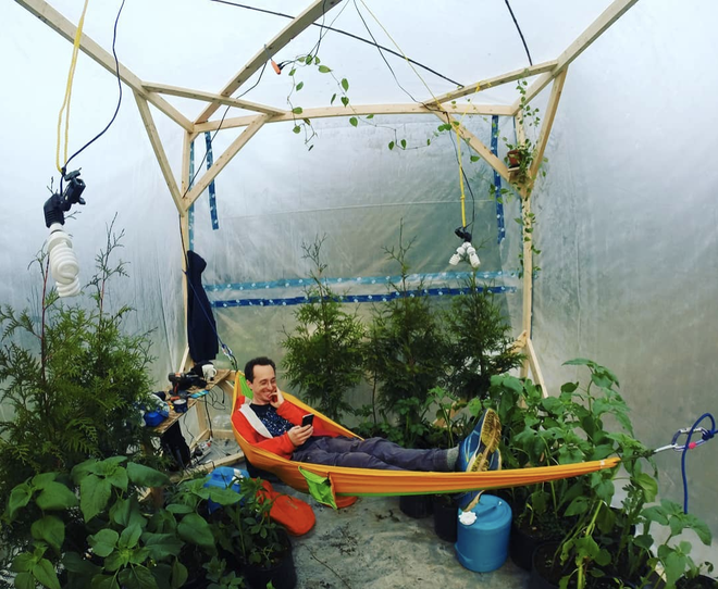Em yêu khoa học: Thanh niên tự nhốt mình vào lều kín cùng 200 cái cây xem chúng có cấp đủ oxy không, được 15 tiếng thì bỏ cuộc vì ná thở - Ảnh 2.